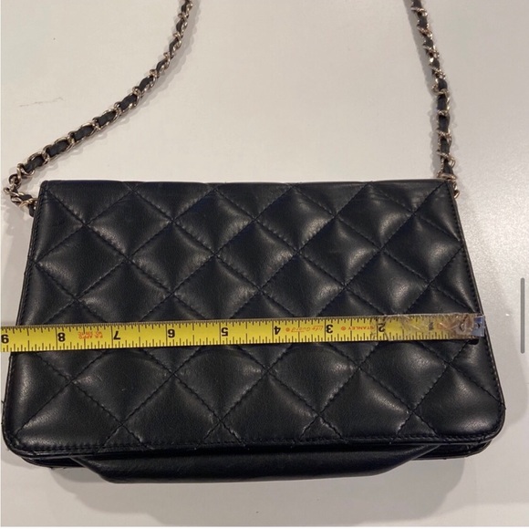 Vintage black quilted leather cc bag with red lining and chain strap - Picture 7 of 13